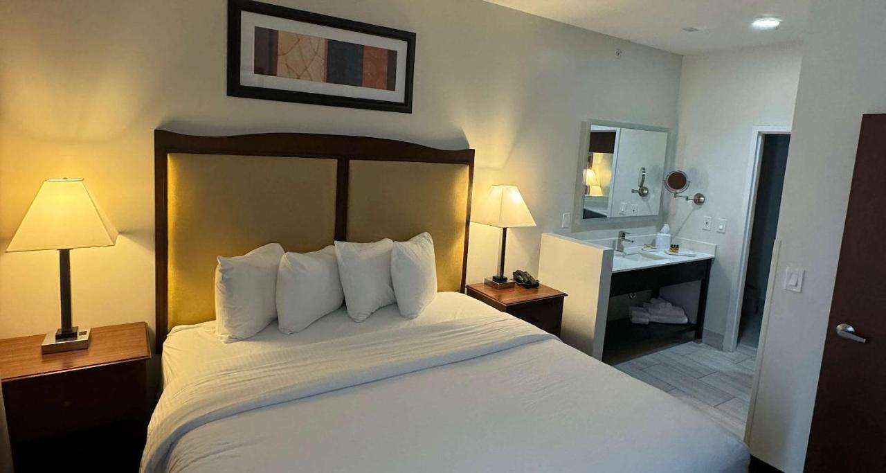 Best Western Plus Hannaford Inn & Suites Kenwood Exterior photo
